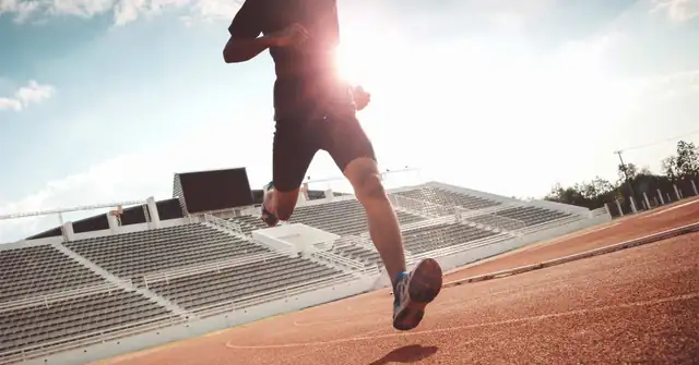 Tempo Running|A comparison table of two workout plans: the Critical Mass System with Tempo and the High/Low System without Tempo. Each has a schedule from Monday to Sunday